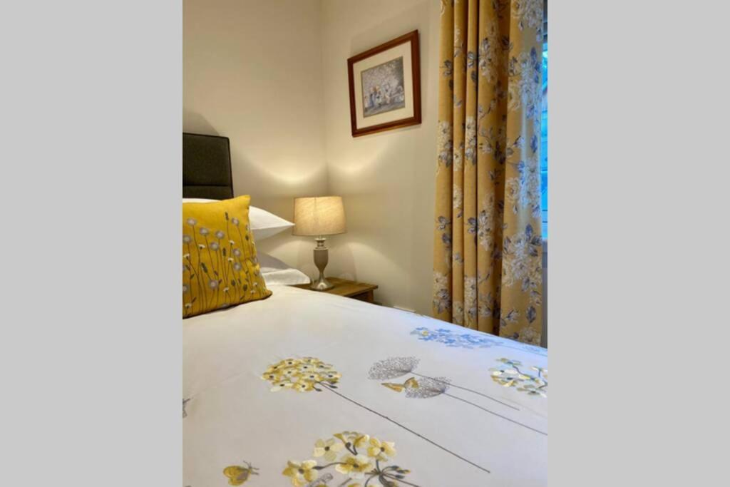 Beautiful 2 Bedroom, 2 Bathroom Flat With Parking. Pitlochry Exterior foto
