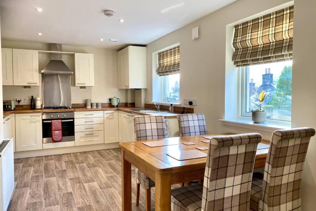 Beautiful 2 Bedroom, 2 Bathroom Flat With Parking. Pitlochry Exterior foto