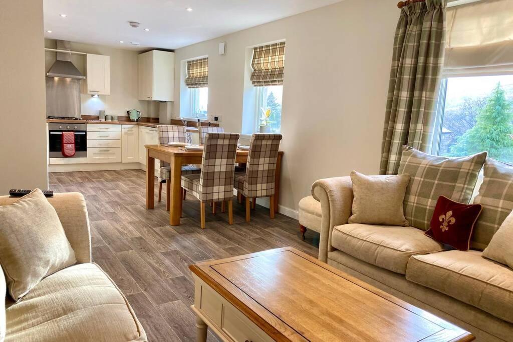 Beautiful 2 Bedroom, 2 Bathroom Flat With Parking. Pitlochry Exterior foto