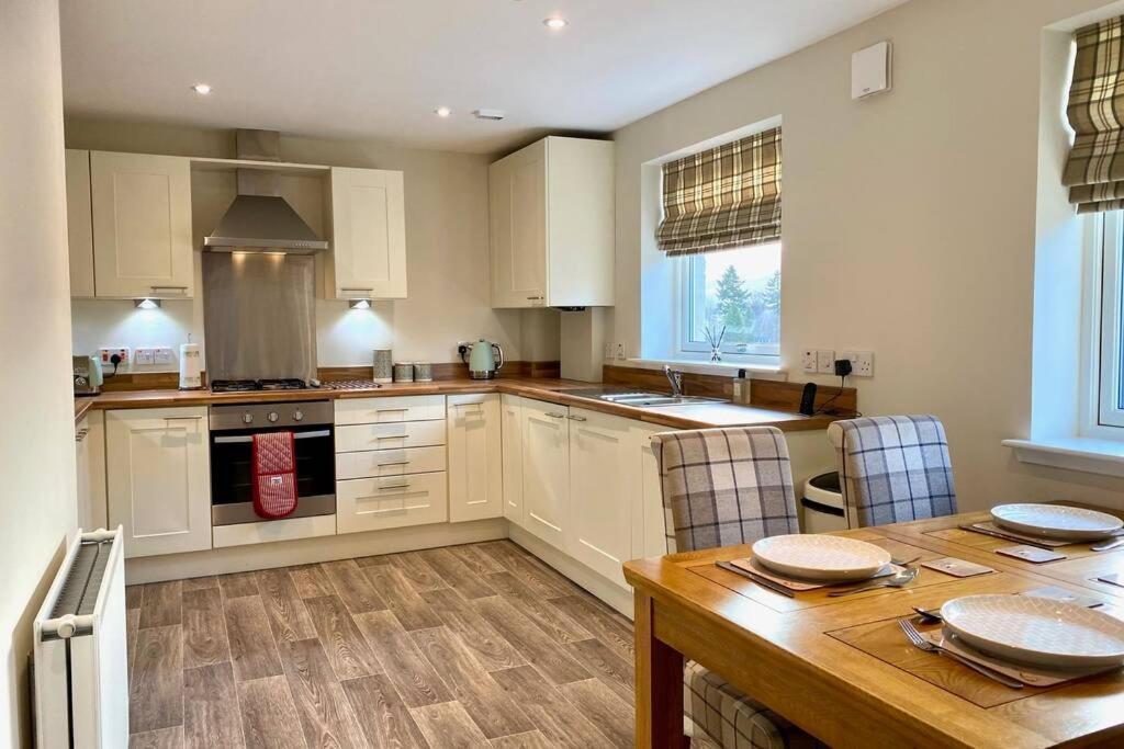 Beautiful 2 Bedroom, 2 Bathroom Flat With Parking. Pitlochry Exterior foto
