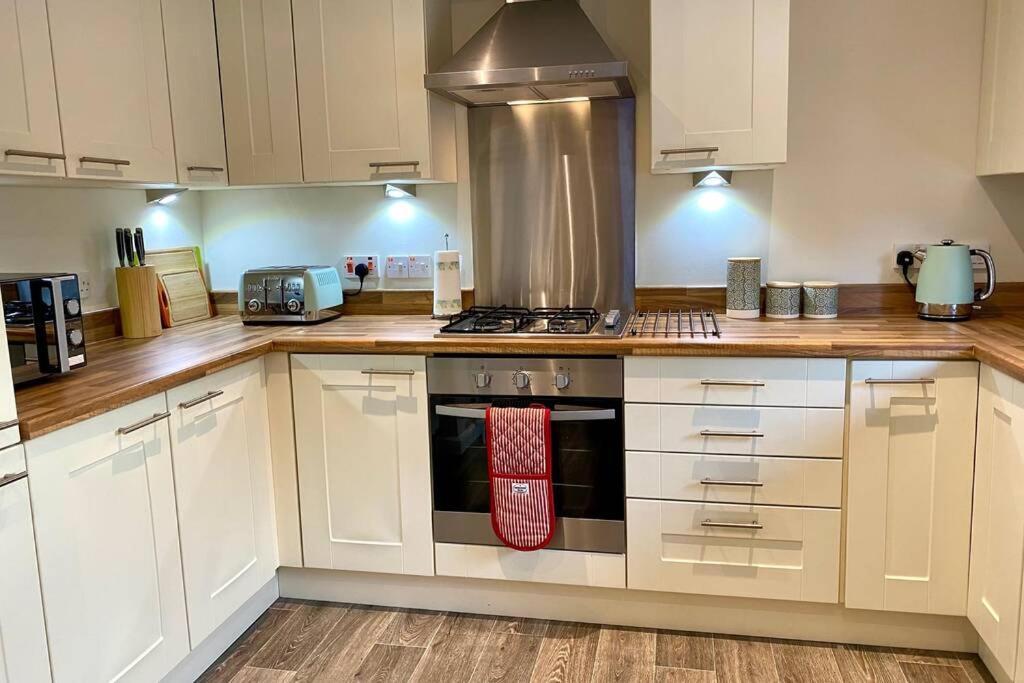 Beautiful 2 Bedroom, 2 Bathroom Flat With Parking. Pitlochry Exterior foto